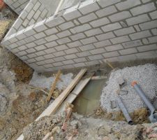Les murs du sous-sol monte rapidement et l'eau de la nappe est toujours visible...
Les tubes de drainage périphérique sont dans l'eau... aucun intérêt.