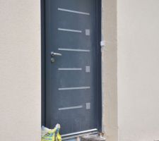 R&eacute;fection "al&eacute;atoire" de l'enduit autour de la porte.
Remarquez la buche utilis&eacute; comme marche pieds et/ou si&egrave;ge.