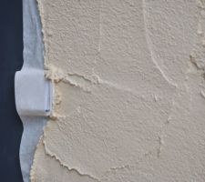 R&eacute;fection "al&eacute;atoire" de l'enduit autour de la porte... et la sonnette &agrave; la con.
Remarquez le sonnette "coul&eacute;e" dans l'enduit.