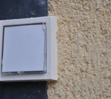 La sonnette coul&eacute;e dans l'enduit : c'est trop difficile de retirer le capot.