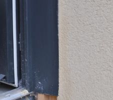 Réfection de l'enduit autour de la porte : résultat J 10.
Un belle tache que l'on perçoit beaucoup mieux réalité : seul un voile d'enduit a été posé.