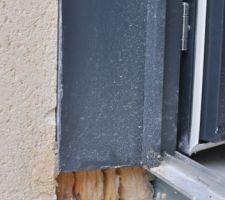 Pas de r&eacute;fection de l'enduit de ce cot&eacute; : il est parfois difficile de compter jusqu'&agrave; 2.