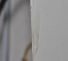 Hop, un petit coup de mastic acrylique pour masquer une Ni&egrave;me d&eacute;gradation des placos.