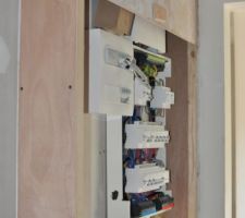 Une gaine technique logement cach&eacute;e dans un habillage bois rendu &eacute;tanche pour le test de fuite... mais qui ne l'est plus pas la suite.