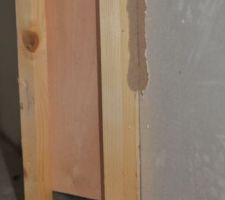 Joint entre la "caisson de bois" et le placo : &ccedil;a bousille le placo.