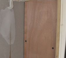 A gauche du coffrage bois, trace d'un joint (qui a ab&icirc;m&eacute; le placo) qui rendait &eacute;tanche la partie basse du caisson de bois (utilisation de plaque isolante effisol TMS coll&eacute;e sur le placo, le sol et le caisson).