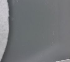 Nouvelle rayure sur la porte d'entr&eacute;e.