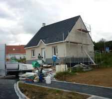 Les ouvriers en pleine actions, au passage on peut apercevoir que les routes du lotissement on été faites, ca fait plaisir