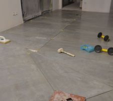 2e carreleur en action.
Pour le forumeur l'abricot qui se prend le choux dans ses commentaires sur le carrelage des maisons en V, voici la disposition des carreaux au niveau du V.