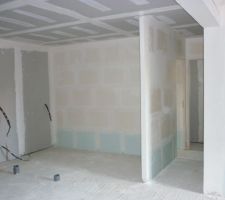 Coin cusine (petit budget, petite maison, petite cuisine^^)
on apercoit aussi le couloir qui méne à la salle de bain, toilettes et chambre