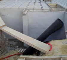 Prépa dalle rdc, enduit pour isoler le mur enterre qui s?avérera inefficace par la suite...
