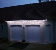 Les décorations de Noël allumées.