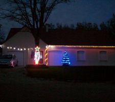 Les décorations de Noël allumées.