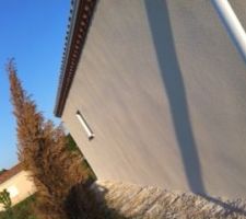 Suivant le soleil, on voit que les murs gondolent