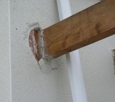 Chez Weber ils disent qu'il aurait fallu un joint de dillatation autour du bois et de la gille sous la 1ère couche.