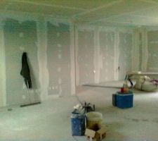 Doite: cuisine
gauche: salon