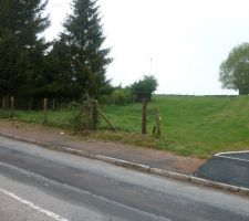 Notre terrain en campagne de Pernes, 15 metres de facade pour 1270 m&sup2;, vu de la route principal