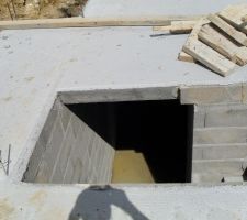 Dalle coulée du rdc, et belle vue sur l'escalier qui donne sur un sous-sol innondé.