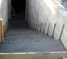 Détails sur escalier coulé en beton.