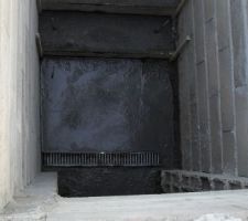 Détails sur béton coulé et caniveau.
Ici bientôt un problème d'humidité...
Merci Maison Bell...