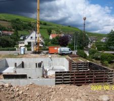 Fin du coffrage des murs ,77 m&egrave;tres lin&eacute;aire pour le pourtour et 18.5 pour le patio