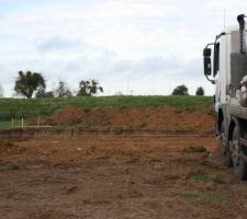 Terrassement et arrivée de la toupie à béton