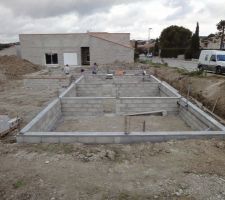 Plomberie : mise en place des arrivées et évacuations dans le VS.
Le tout avec une bonne pente > 2cm/m.
Le tout en 100 et en 50... Le 40 est réservé pour l'intérieur.
Pas de coude à 90.
Ca va couler...