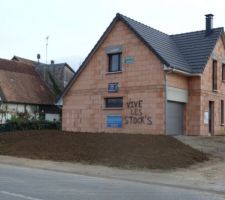 Vue depuis la rue branchements eau assainissement enfin termin&eacute;..