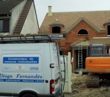 Le camion du constructeur Maison Bell - Groupe Diogo Fernandes et la pelle de la société Green TP.