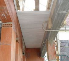 Lamelles pvc en dessous de l'avancé de la façade.