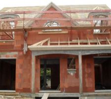 La pose de la charpente continue...