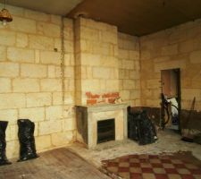 Pieces 1/2 totalement décapées. Cloison tombée.