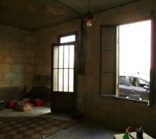 Murs totalement décapés et cloison tombées