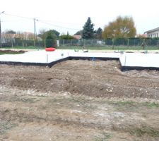 Terrassement du garage, du mur de clôture et passage des gaines annelées (avec fil de tirage) de différents Ø et couleurs en fonction du type de raccordement prévu. Objectif : Protection des raccordements. 

Les gaines sont recouvertes de grillages avertisseur ce qui permet lors d'éventuels travaux de terrassement de les repérer facilement pour ne pas les endommager.)