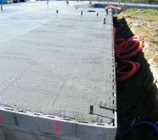 Les futures fixations des murs ont été "implantées" dans le béton.