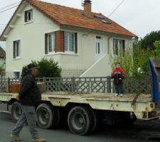 La Remorque qui a servi a transporter la pelle.