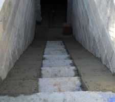 Travaux termin&eacute; de la descente d'escalier.
Le rendu du b&eacute;ton n'est pas tr&egrave;s bien finit...
On aper&ccedil;oit des trous a de multiples endroit ou l'eau fini par sortir surtout en bas...