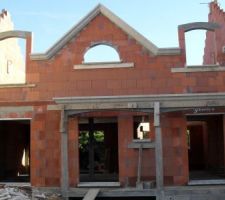 Corniches pos&eacute;es.