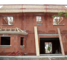 La pose de la charpente continue...