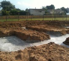 Premiere etape des fondations ( 1M20 sur 30 cm de gros beton )