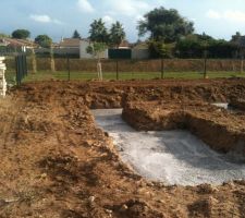 Premiere etape des fondations ( 1M20 sur 30 cm de gros beton )