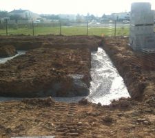 Premiere fondation en gros betion de 30cm de profondeur sur 1,2 m de large