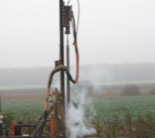 La "carotte" est capturée. Le wagon drill la recrache après plusieurs essais (tellement elle est compacte) dans un grand vacarme et en dégageant de la "fumée"'