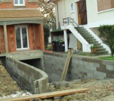 Murs de la descente de garage en cours...