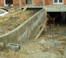 Murs de la descente de garage en cours...