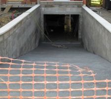 Descente de garage termin&eacute;e.
On peut voir l'eau qui revient dans le sous-sol avec les reflets....