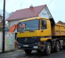 Camion avec sablon pour les pose des cuves.
