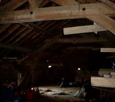 Int&eacute;rieur de sous-to&icirc;ture du b&acirc;timent agricole