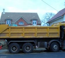 Camion benne avec le sablon.