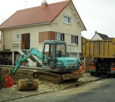 Camion benne et pelle sur mon chantier.